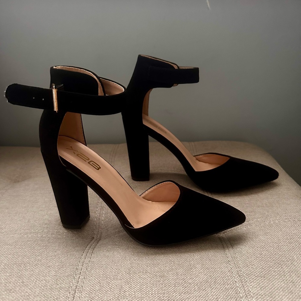 Closed Toe Chunky Block Heels || Size 8